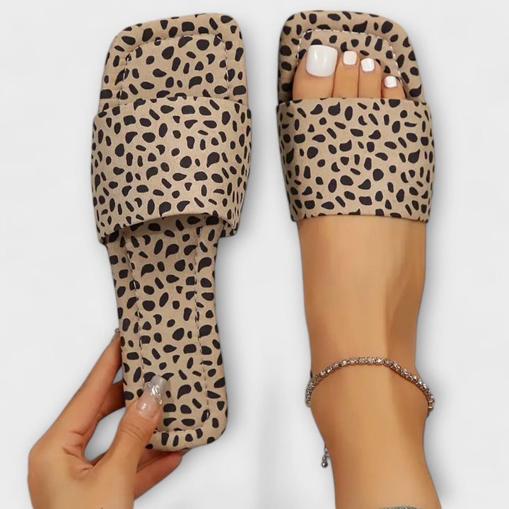 Flat Slippers with Leopard Print