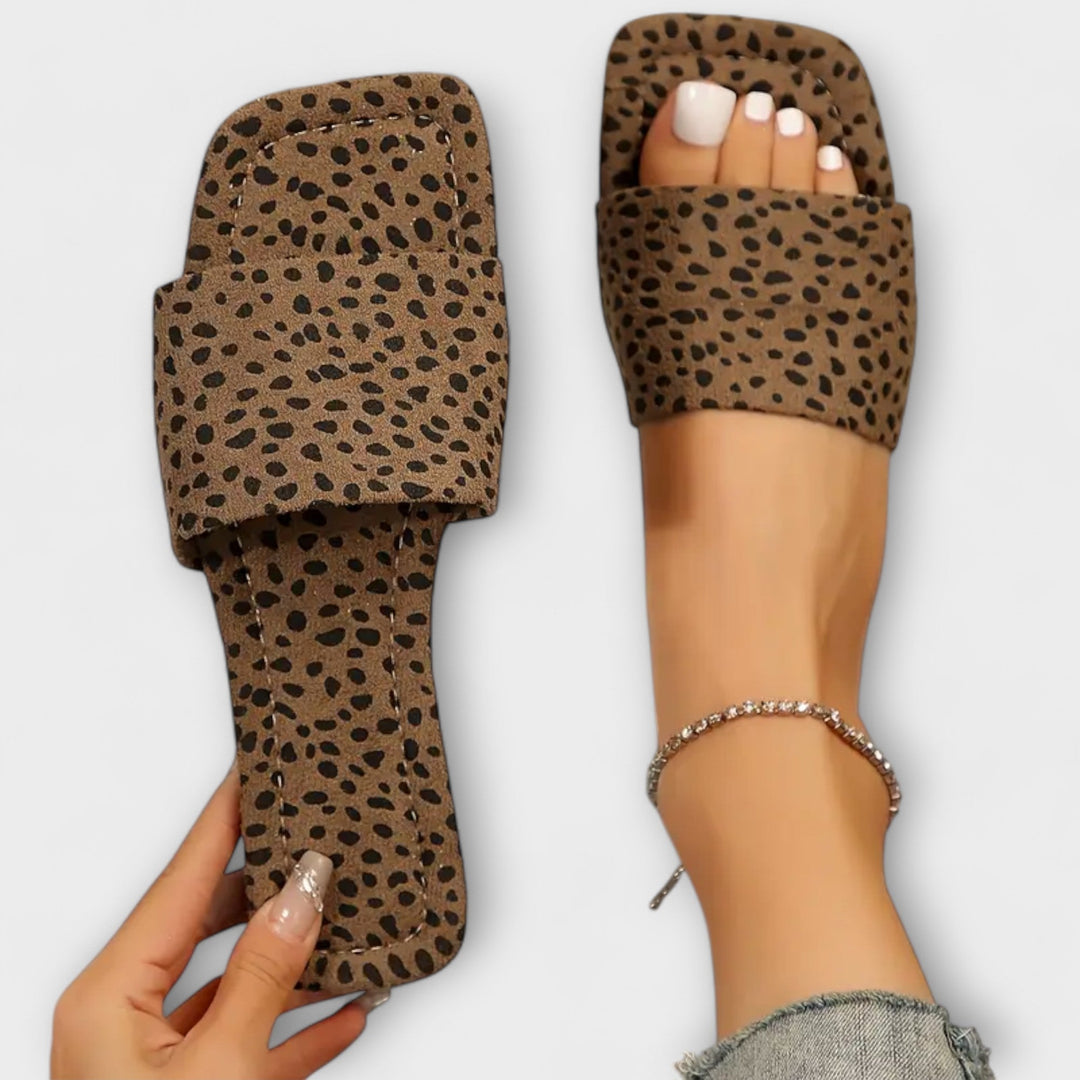 Flat Slippers with Leopard Print